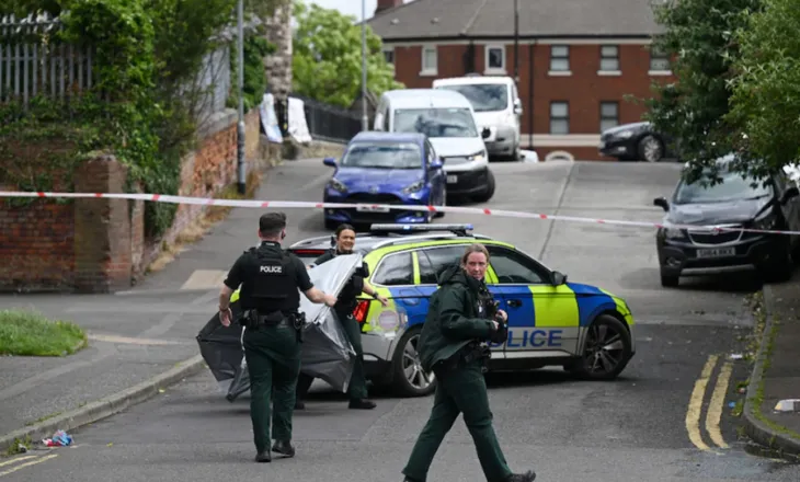 Irlanda si “derë e pasme” drejt Britanisë, trafikantët reklamojnë kalime të paligjshme në TikTok