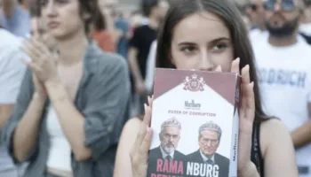 Ironia që vjen nga protesta! Krijohet ‘paketa’ e re me filtra antikorrupsion, “Rama n’burg, Berisha n’burg’