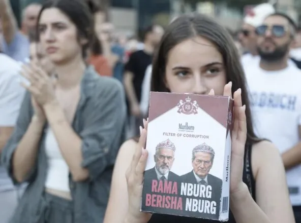 Ironia që vjen nga protesta! Krijohet ‘paketa’ e re me filtra antikorrupsion, “Rama n’burg, Berisha n’burg’