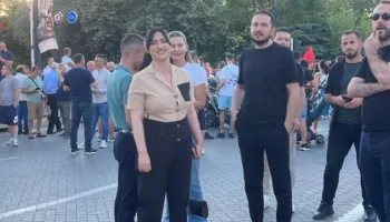 Ish-deputeti i PD Ervin Salianji i bashkohet protestës në Tiranë, shoqërohet nga ish-kandidatja Alesia Balliu