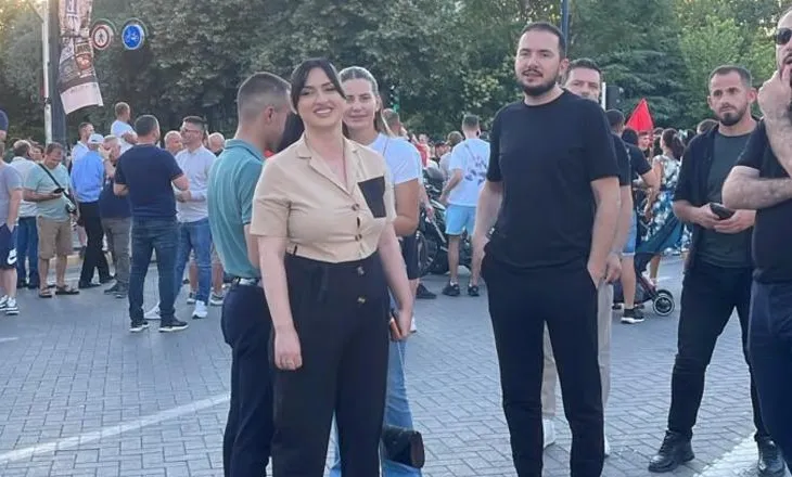 Ish-deputeti i PD Ervin Salianji i bashkohet protestës në Tiranë, shoqërohet nga ish-kandidatja Alesia Balliu