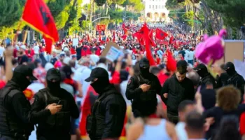 Ja ç’po bën Anti-Terrori dhe SHISH me protestuesit, agjentët mësyjnë në terren, sekuestrojnë telefona dhe nisin…