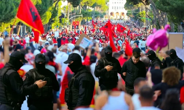 Ja ç’po bën Anti-Terrori dhe SHISH me protestuesit, agjentët mësyjnë në terren, sekuestrojnë telefona dhe nisin…