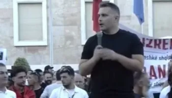 Ja ushtria e berishistëve që po kap mikrofonin në protestë, punonjësit e Zenit tentojnë të marrin drejtimin e…