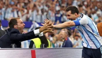 “Jam ende duke u dridhur, nuk po e besoj”! Lionel Mesi shkoi të festonte golin me gazetarin sportiv, dalloi pasionin e pastër në sytë e tij