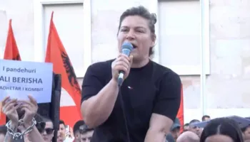 “Jam këtu për fëmijët tanë”, mamaja e Martin Canit nga protesta: Duam siguri, e çova djalin në shkollë dhe nuk m’u kthye më