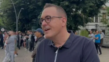 “Jam këtu për pushime, por u informova nga lajmet dhe gazetat”/ Turisti zviceran i bashkohet protestës: I mbështes