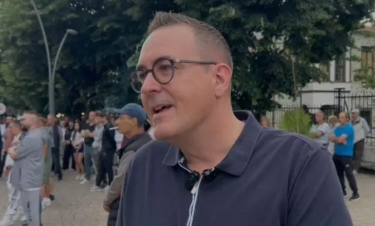 “Jam këtu për pushime, por u informova nga lajmet dhe gazetat”/ Turisti zviceran i bashkohet protestës: I mbështes