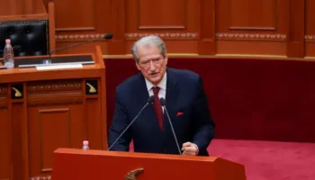 ‘Janë të rinj shqiptarë…’! Berisha ‘krah’ protestuesve: Kërkoj urgjentisht debat me Ramën