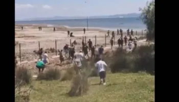 Jehonë në Greqi për Zvërnecin, “Kathimerini”: U nisën autobusë nga Athina dhe makina nga qytete të tjera për t’iu bashkuar protestës