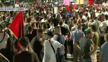 “Jep dorëheqjen, F*ck you”/ Protestuesit përfundojnë marshimin poshtë zyrës së Ramës: Ju erdhi fund