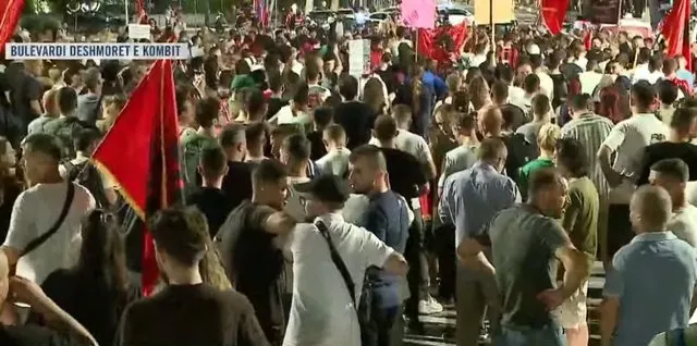 “Jep dorëheqjen, F*ck you”/ Protestuesit përfundojnë marshimin poshtë zyrës së Ramës: Ju erdhi fund