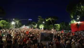 “Jo 2 mijë, por 200 mijë deri sa të ketë drejtësi”/ Prej 12 ditësh, qëndresë e vendosmëri, qytetarët me ovacione