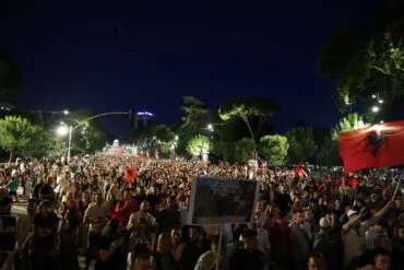 “Jo 2 mijë, por 200 mijë deri sa të ketë drejtësi”/ Prej 12 ditësh, qëndresë e vendosmëri, qytetarët me ovacione
