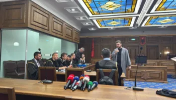 “Jo dinjitoze qëndrimi në kafazin e xhamit”, Erion Veliaj nuk merr pjesë në gjyq/ Shtyhet seanca në GJKKO ndaj kryebashkiakut