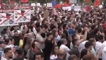 “Jo provokimeve, mos u bëni mish për top”/ Protestuesit thirrje qytetarëve nga Bulevardi “Dëshmorët e Kombit”