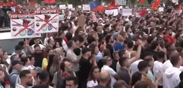 “Jo provokimeve, mos u bëni mish për top”/ Protestuesit thirrje qytetarëve nga Bulevardi “Dëshmorët e Kombit”
