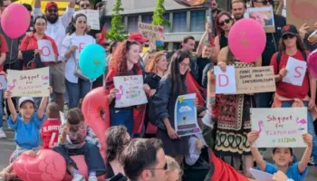 Jo vetëm SHBA, Gjermania, Italia e Britania/ Shqiptarët e Zvicrës protestë masive: Rama të hapë dorëheqjen!