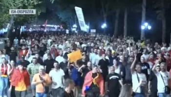 “Ju erdhi fundi”/  Marshim i protestuesve, vargu kilometrik kalon nga ish ekspozita: Rama në burg, Berisha në burg
