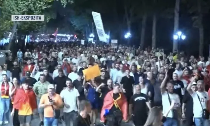 “Ju erdhi fundi”/  Marshim i protestuesve, vargu kilometrik kalon nga ish ekspozita: Rama në burg, Berisha në burg