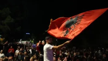 “Ju erdhi fundi”/ Marshimi kilometrik mbërrin në “Astir”, protestuesit njëzëri: Rama jep dorëheqjen