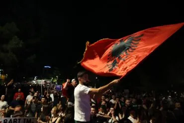 “Ju erdhi fundi”/ Marshimi kilometrik mbërrin në “Astir”, protestuesit njëzëri: Rama jep dorëheqjen