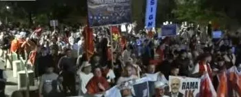 “Ju erdhi fundi”/ Marshimi vijon pranë Bashkisë, protestuesit-Ramës: Pa dhënë dorëheqjen, nuk dorëzohemi