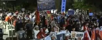 “Ju erdhi fundi”/ Marshimi vijon pranë Bashkisë, protestuesit-Ramës: Pa dhënë dorëheqjen, nuk dorëzohemi