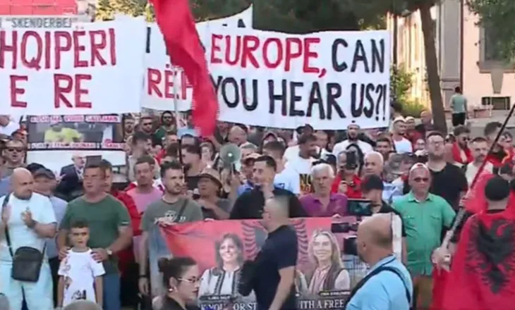 “Ju erdhi fundi!”, “Parlamenti i krimit”/ Protestuesit MARSHIM drejt Kuvendit