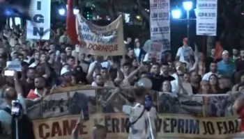 ‘Ju erdhi fundi’, protestuesit marshojnë në kryeqytet, thirrje të prera për dorëheqjen e Ramës