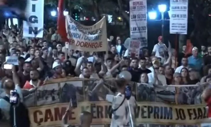 ‘Ju erdhi fundi’, protestuesit marshojnë në kryeqytet, thirrje të prera për dorëheqjen e Ramës