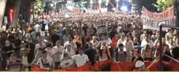 “Ju erdhi fundi, Rama jepe dorëheqjen”/ Vazhdon marshimi në rrugët e Tiranës: S’ka kthim pas