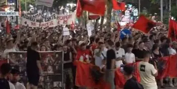 “Ju erdhi fundi”/ Thirrje vendosmërie kundër Ramës dhe qeverisë: Parlamenti i krimit