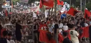 “Ju erdhi fundi”/ Thirrje vendosmërie kundër Ramës dhe qeverisë: Parlamenti i krimit