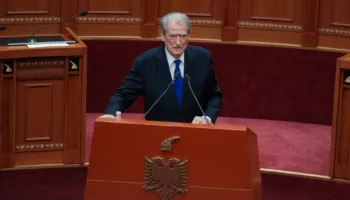 “Ju keni folur me tela me gjemba”, Berisha nga Kuvendi: Protestat vijnë nga mungesa e transparencës, e panë veten të rrethuar