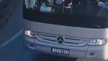 “Ju sfidoj, ç’do thoni tani?”, deputeti i PS nxjerr foton e autobusit nga Greqia në protestën e Zvërnecit