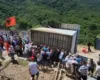“Kakomenë e mbrojmë me gjak”, protestuesit shembin rrethimin dhe shkulin kabinat