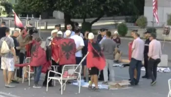 Kaluan natën para Kryeministrisë, policia kërkon largimin e protestuesve – Qytetarët në kor: Rama jepe dorëheqjen…