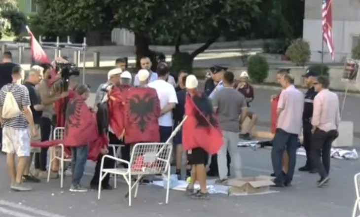Kaluan natën para Kryeministrisë, policia kërkon largimin e protestuesve – Qytetarët në kor: Rama jepe dorëheqjen…