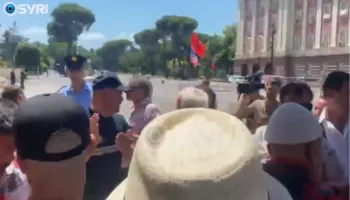‘Kam bërë 3 mijë kilometra që të vij këtu’, protestuesit nuk i heqin çadrat dhe përplasen me policinë