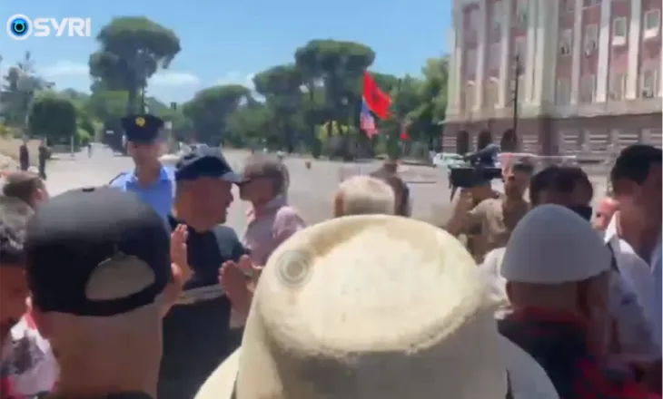 ‘Kam bërë 3 mijë kilometra që të vij këtu’, protestuesit nuk i heqin çadrat dhe përplasen me policinë