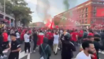 KAOS/ Emigrantët marokenë sulmojnë policinë hollandeze pas kualifikimit në Kupën e Botës, situata del jashtë kontrollit
