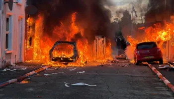 Kaos në Irlandën e Veriut: Pas një sulmi me thikë, persona të maskuar “dogjën” qytetin