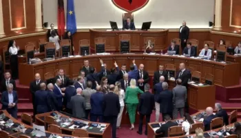 Kaos në Kuvend! ‘Gishtin mos ma drejto mua’, PD bllokon foltoren, ndërpritet seanca