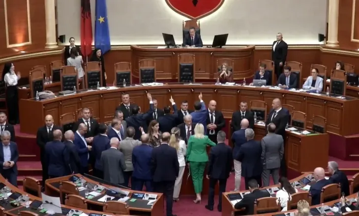 Kaos në Kuvend! ‘Gishtin mos ma drejto mua’, PD bllokon foltoren, ndërpritet seanca