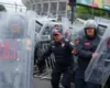 Kaos para ndeshje hapëse të Botërorit, policia përplaset me tifozët që tentuan të futeshin në stadium pa biletë