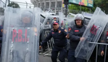 Kaos para ndeshje hapëse të Botërorit, policia përplaset me tifozët që tentuan të futeshin në stadium pa biletë