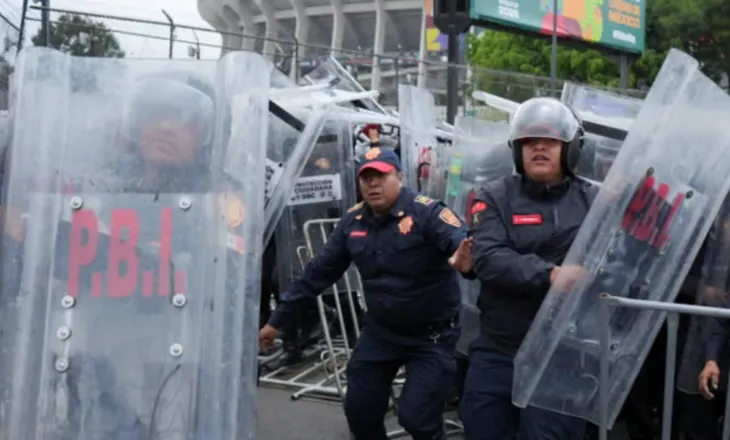 Kaos para ndeshje hapëse të Botërorit, policia përplaset me tifozët që tentuan të futeshin në stadium pa biletë