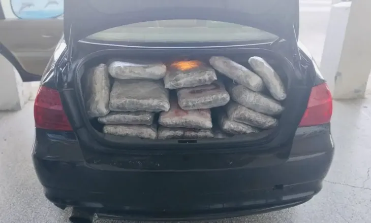 Kapen pranë kufirit greko-shqiptar 110 kg marijuanë të fshehura në bagazhin e makinës, arrestohet 43-vjeçari turk