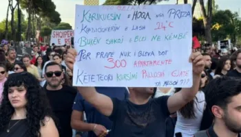 “Karikuesin e hoqa nga priza, prap nuk bleva dot 300 apartamente si Belinda”/ Qytetarët ironizojnë me pankarta në duar